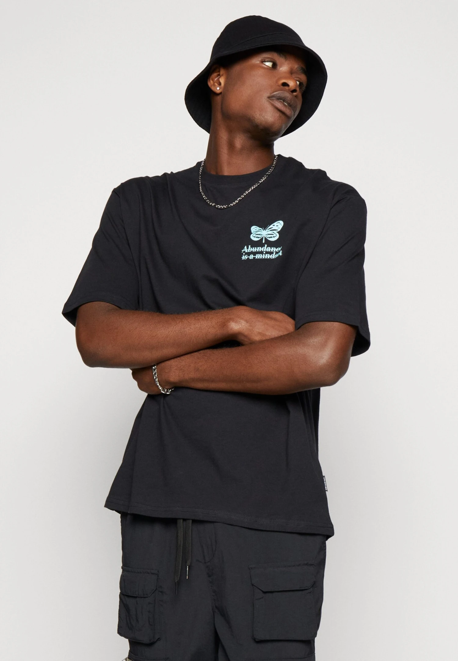 YOURTURN Chest Tee Unisex - Print T-Shirt - 802 - Black 6 YOURTURN Chest Tee Unisex - Print T-Shirt - 802 - Black - Image 4