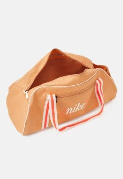Nike Performance Gym Club Retro - Sports Bag - Amber Brown/Bright Crimson 9 Nike Performance Gym Club Retro - Sports Bag - Amber Brown/Bright Crimson -Fashion Store 10ace60c81b64f43817afe8607aa0a9c