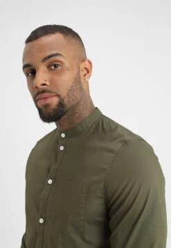 Pier One Muscle Fit Stand- Shirt - Oliv -Fashion Store 259eaf52e4d4427a96fee394df68933f