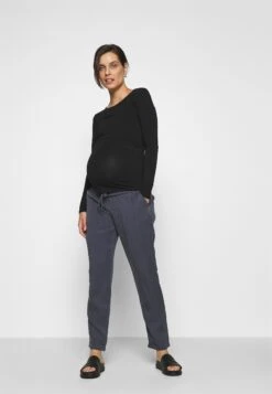 Nursing Function Longsleeve Tee - Long Sleeved Top - Black 8 Nursing Function Longsleeve Tee - Long Sleeved Top - Black -Fashion Store 4b9e19811c3f41639c6ec0754f66a337