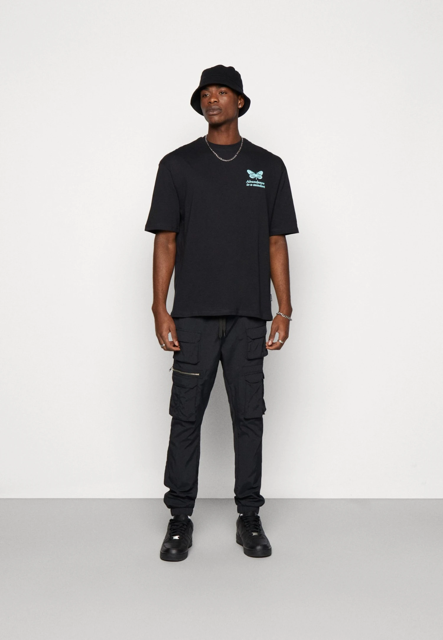 YOURTURN Chest Tee Unisex - Print T-Shirt - 802 - Black 4 YOURTURN Chest Tee Unisex - Print T-Shirt - 802 - Black - Image 2