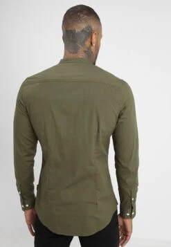 Pier One Muscle Fit Stand- Shirt - Oliv -Fashion Store 6203a98ce2074a57aa2427fe331f99cb