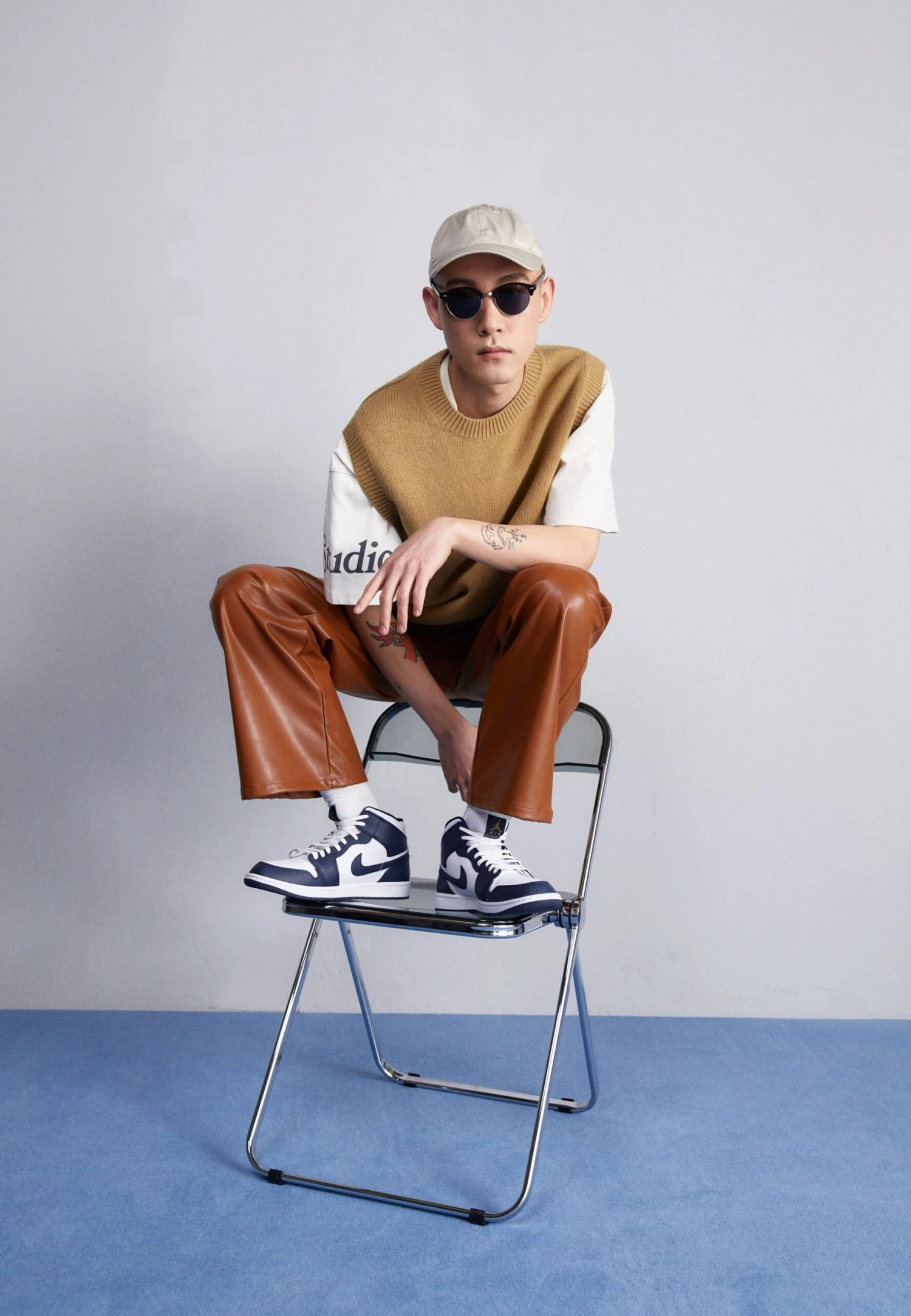 Air Jordan 1 Mid - High-Top Trainers - White/Metallic Gol/Obsidian 5 Air Jordan 1 Mid - High-Top Trainers - White/Metallic Gol/Obsidian - Image 3