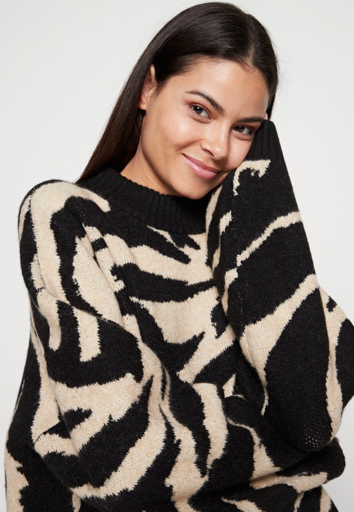 Monki Jumper - Black Dark/Beige 6 Monki Jumper - Black Dark/Beige - Image 4